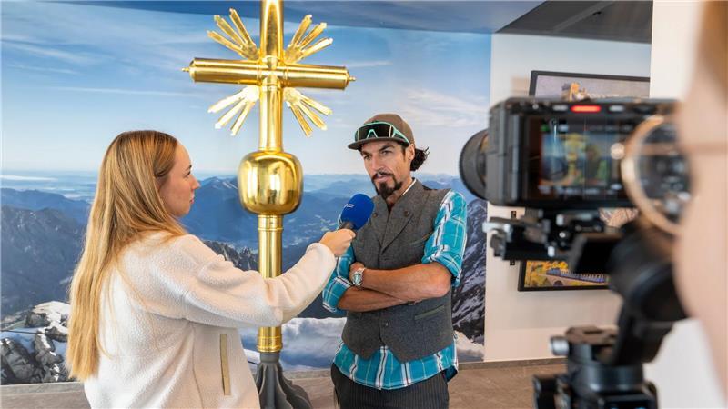 Ein Abbild des Kreuzes von Künstler Bernhard Rieger in der Bergstation ist offiziell für Aufkleber zugelassen. (Archivbild) 