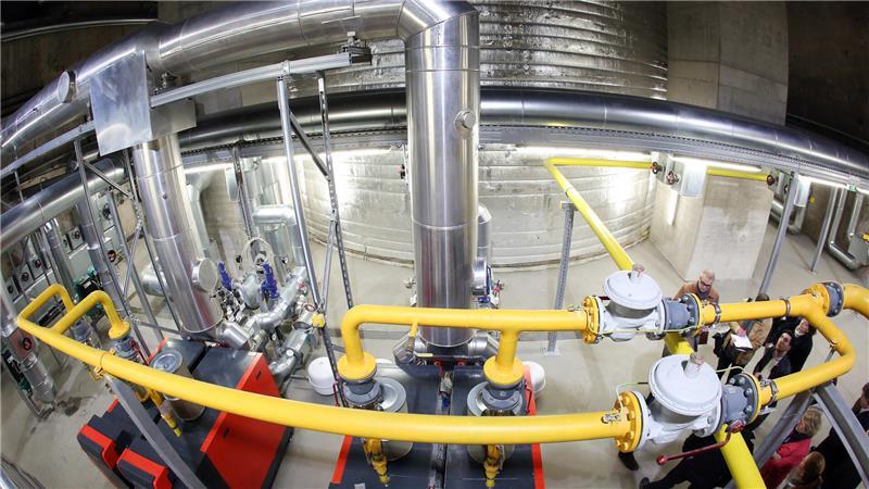 Hamburgs geheime Bunkerwelt – Tour durch düstere Unterwelten Ein Abriss des Energiebunkers war zu teuer, so funktionierte man ihn zu einem Kraftwerk zur Erzeugung erneuerbarer Energien um.