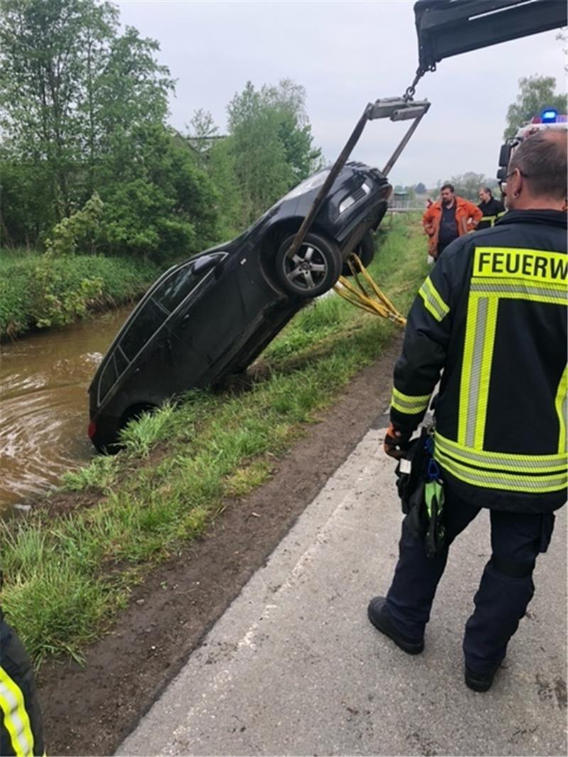 Ein Abschleppunternehmen nahm den Unfallwagen an den Harken. Foto: Feuerwehr