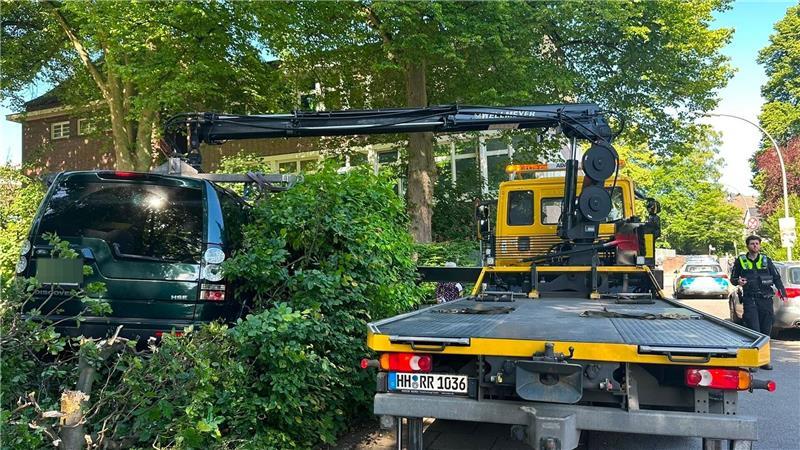 Ein Abschleppwagen bei der Bergung des Fahrzeugs.