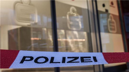 Ein Absperrband der Polizei hängt vor der Filiale der Sparkasse, deren Schließfächer ausgeräumt wurden