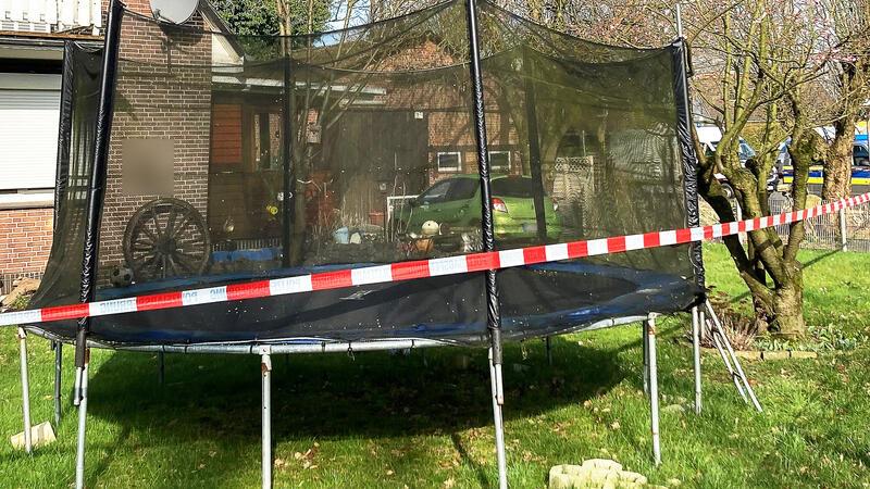 Ein Absperrband ist vor einem Einfamilienhaus in der Gemeinde Scheeßel zu sehen. Es gebe zwei Tatorte - einen in Scheeßel und einen in Bothel.