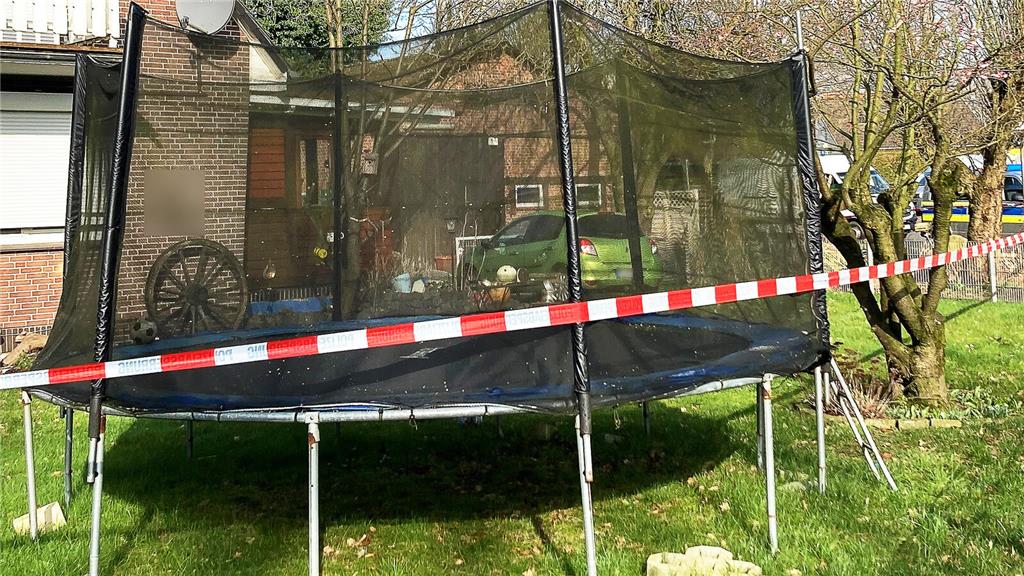 Ein Absperrband ist vor einem Einfamilienhaus in der Gemeinde Scheeßel zu sehen....
