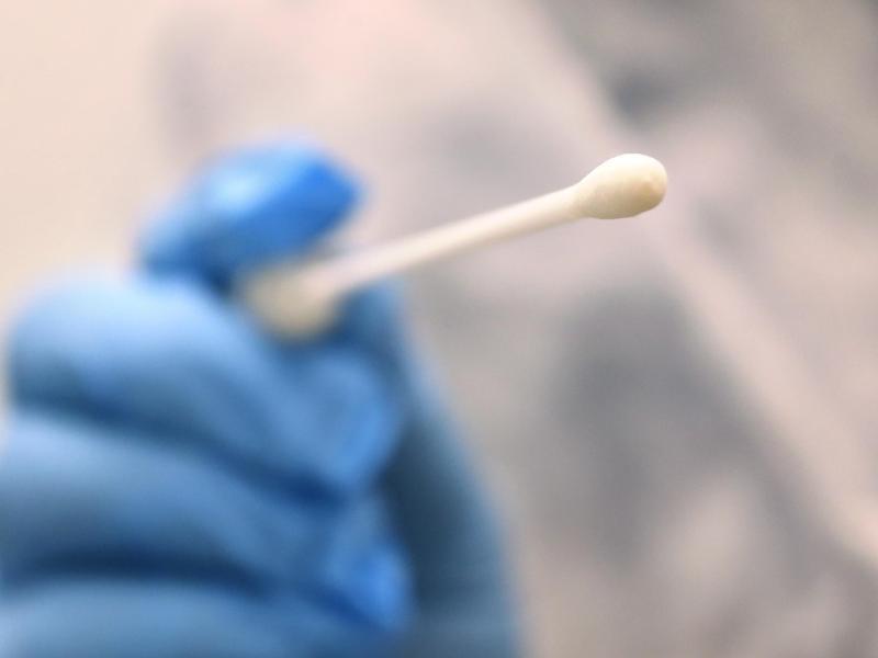 Ein Ärztin hält ein Abstrich-Stäbchen für einen Coronatest. Foto: Karl-Josef Hildenbrand/dpa/Symbolbild