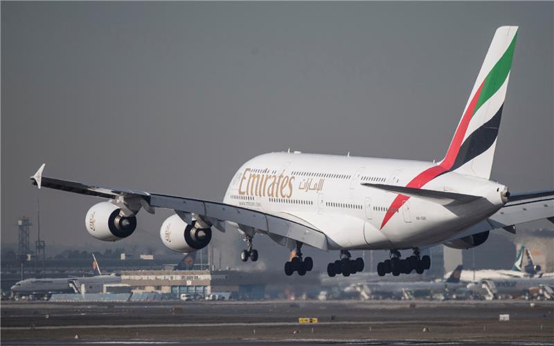 Das sind die 15 sichersten Airlines der Welt Ein Airbus A-380 von Emirates im Landeanflug auf den Flughafen. Die Golf-Airline Emirates behält laut einem Expertenranking auch in diesem Jahr ihren Titel als sicherste Fluggesellschaft der Welt. Das ergab eine Sicherheitsauswertung des Hamburger Flugunfallbüros JACDEC für das Luftfahrtmagazin "Aero International". Foto: Boris Roessler/dpa