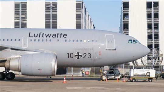 Ein Airbus A310 steht am Flughafen Hannover.