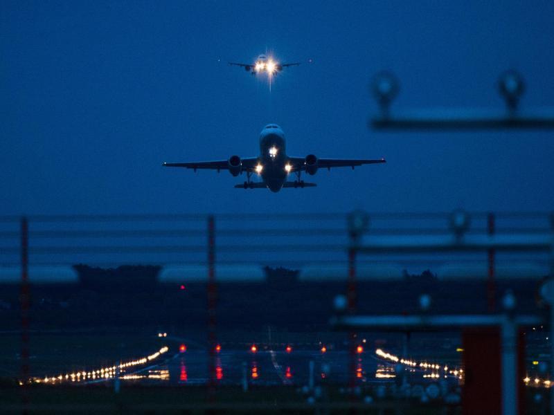Ein Airbus A319-132 startet vom dem Flughafen in Hamburg. Foto: Christophe Gateau/dpa/Symbolbild