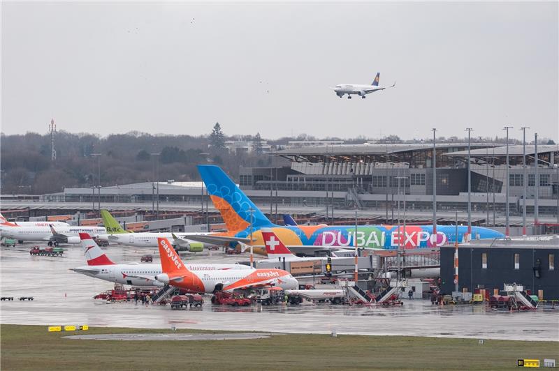 Wegen Corona: Weiter wenig Passagiere am Hamburger Flughafen Ein Airbus A320 der Fluggesellschaft Lufthansa im Landeanflug über den Flughafen-Terminals. Foto: Jonas Walzberg/dpa