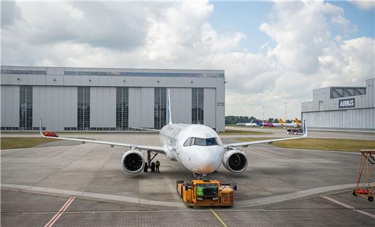 Ein Airbus A321XLR steht während eines Medientermins auf dem Airbus-Standort Finkenwerder zu sehen.