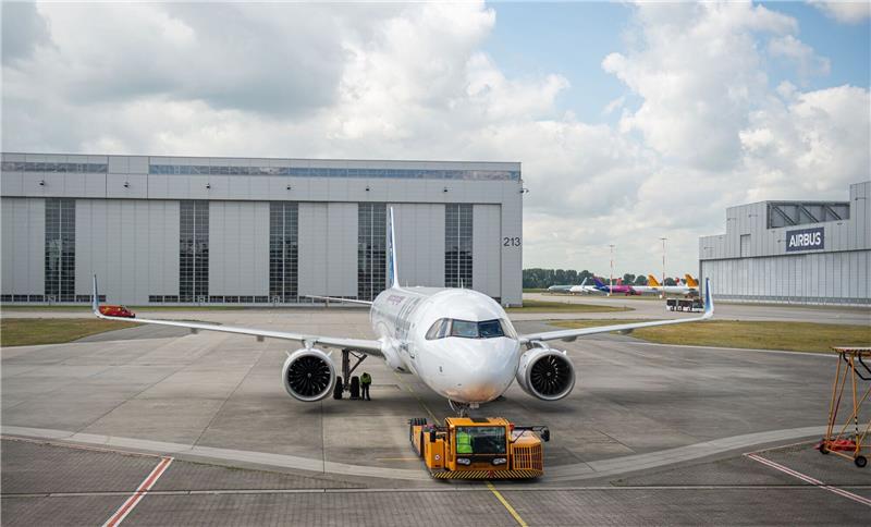 Airbus: Wie Stade und Buxtehude vom A321XLR-Hochlauf profitieren Ein Airbus A321XLR steht während eines Medientermins auf dem Airbus-Standort Finkenwerder zu sehen.