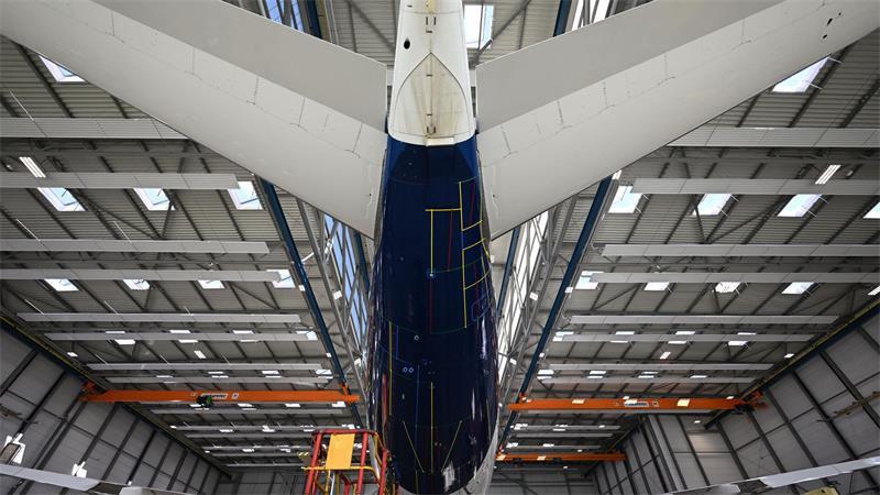 Ein Airbus A330 in einem Hangar von Elbe Flugzeugwerke (EFW GmbH) in Dresden.