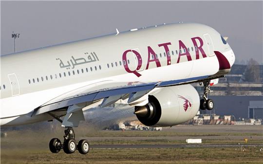 Ein Airbus A350 XWB startet zu seiner Übergabe an Qatar Airways. Archivfoto: Stringer/EPA FILE/dpa
