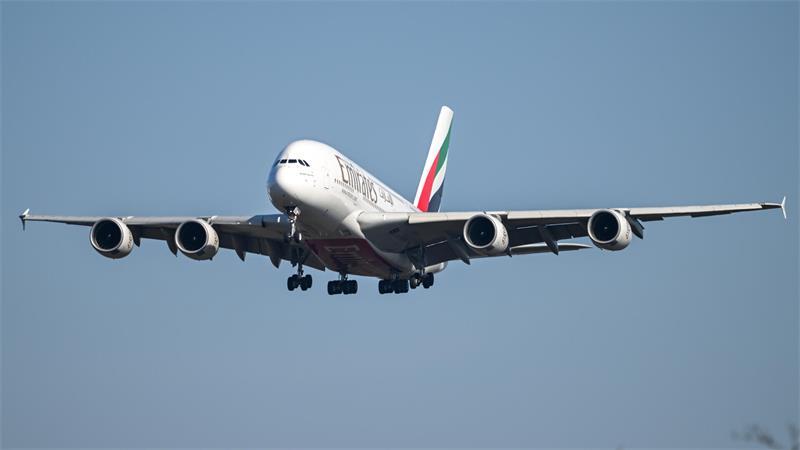 Ein Airbus A380 der Emirates-Airline ist im Landeanflug auf den Frankfurter Flughafen. 