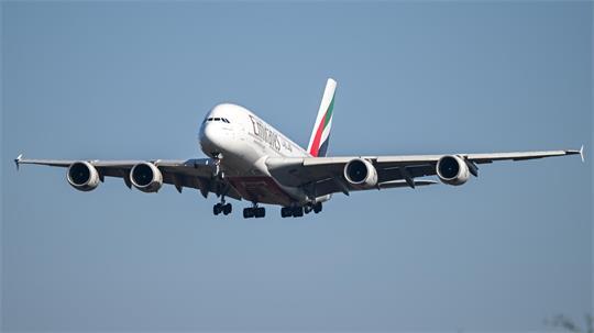 Ein Airbus A380 der Emirates-Airline ist im Landeanflug auf den Frankfurter Flughafen. 