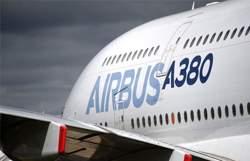 Ein Airbus A380 wird bei der Farnborough International Airshow ausgestellt. Foto: Andrew Matthews/PA Wire/dpa