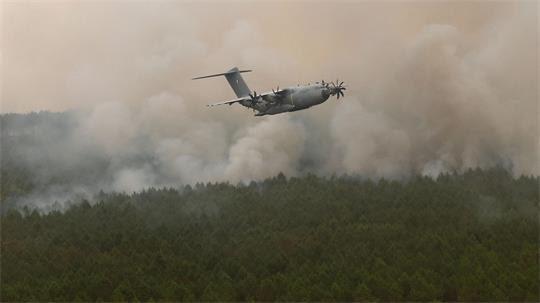 Ein Airbus A400M im Einsatz, nun schickt die Bundeswehr ein solches Flugzeug mit weiterem Material zur Brandbekämpfung nach Frankreich. (Symbolfoto) 