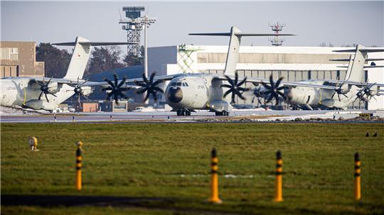 Ein Airbus A400M steht startbereit auf dem Fliegerhorst Wunstorf