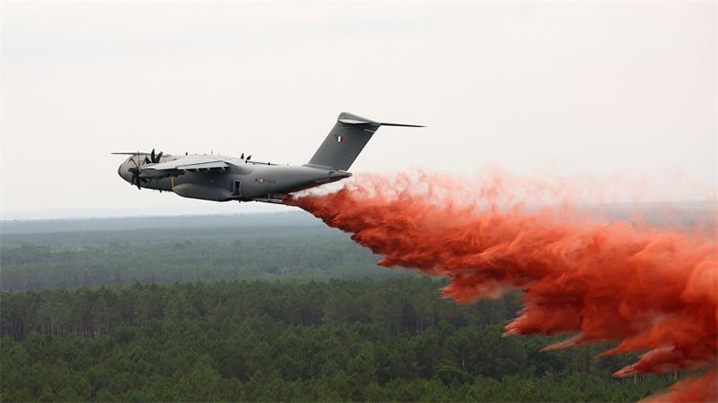 Ein Airbus A400M wirft Löschmittel über dem Waldbrand nahe Lacanau ab.