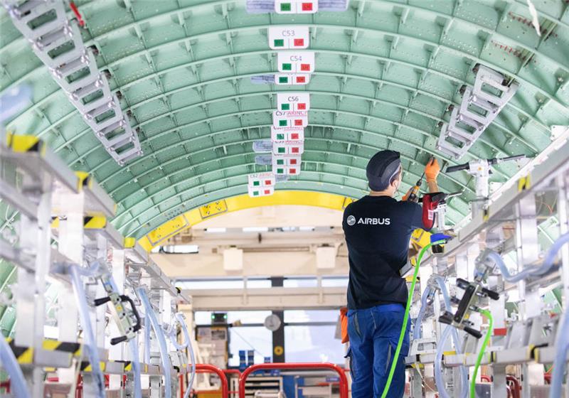 Ein Airbus-Techniker arbeitet in einem Rumpfsegment in der neuen Strukturmontage der Airbus A320 Familie in Hangar 245 im Airbus Werk in Finkenwerder. Foto: Christian Charisius/dpa Foto: Christian Charisius/dpa 
