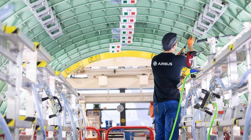 Ein Airbus-Techniker arbeitet in einem Rumpfsegment in der Strukturmontage der Airbus A320 Familie in Hangar 245 im Airbus Werk in Finkenwerder.