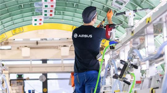 Ein Airbus-Techniker arbeitet in einem Rumpfsegment in der Strukturmontage der Airbus A320-Familie - einem der Verkaufsschlager.