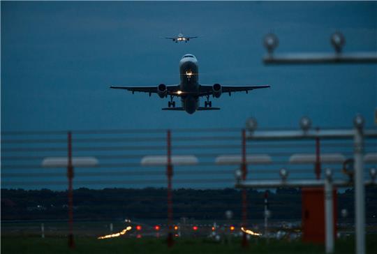 Ein Airbus startet vom Flughafen in Hamburg. Foto: dpa/Gateau