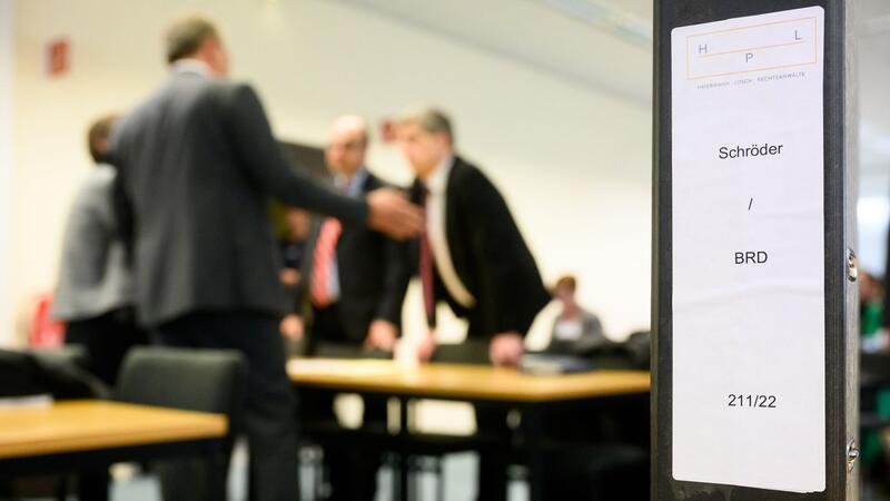 Ex-Kanzler Schröder kämpft vor Gericht um Büro und verliert Ein Aktenordner mit der Aufschrift „Schröder / BRD“ steht auf dem Tisch der Anwälte Schröders.