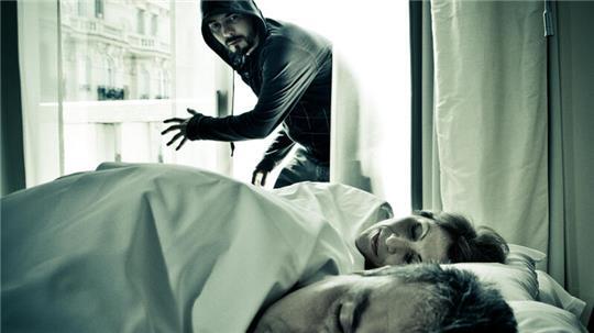 Ein Einbrecher im Schlafzimmer