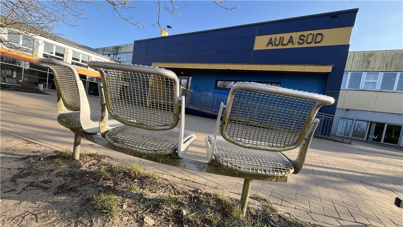 Buxtehuder Schulleiter schlagen Alarm - Neue Pläne für Haupt- und Realschule Ein Alptraum in Beton und Eisen. Das Schulzentrum Süd in Buxtehude ist in die Jahre gekommen. Die Aula Süd ist der neueste Teil.