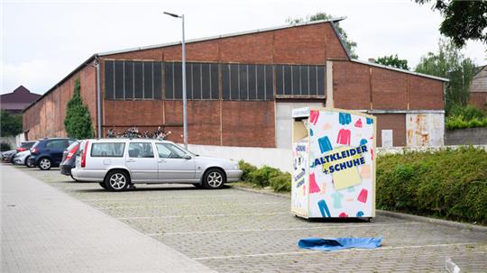 Ein Altkleidercontainer steht auf einem Supermarkt-Parkplatz. In einem ähnlichen, von der Polizei inzwischen sichergestellten Altkleidercontainer unmittelbar neben diesem Container ist am Sonntagabend eine Frau gestorben.