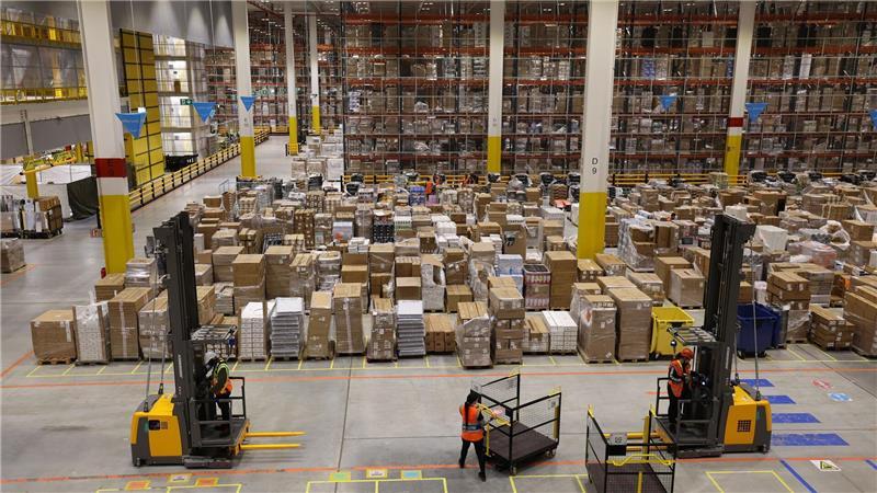 Amazon erhöht Einstiegslöhne in der Logistik Ein Amazon-Logistikzentrum in Dummerstorf, Mecklenburg-Vorpommern. Der US-Konzern kündigt eine Lohnerhöhung für seine Logistik-Mitarbeiter in Deutschland an.