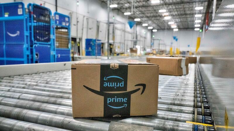 Amazon erhöht Einstiegslohn in der Logistik Ein Amazon-Paket auf dem Förderband einer Zustellstation