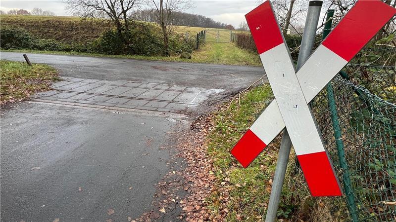 Als das Gleis in Ottenbeck Lebensader für Wirtschaft und Militär war Ein Andreaskreuz gibt der Bahn Vorfahrt. Doch hier kreuzen schon lange keine Züge mehr.