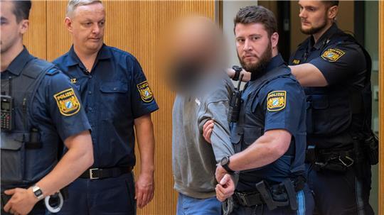 Urteil gegen mutmaßliche Russland-Spione in München erwartet Ein Angeklagter (M) wird zu Beginn des Prozesses gegen ein deutsch-russisches Trio wegen Geheimdiensttätigkeit für Russland und Mitgliedschaft in einer ausländischen Terrorgruppe in den Gerichtssaal geführt.