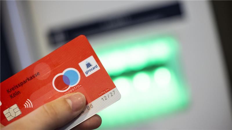 Ein Angeklagter im Amtsgericht Cuxhaven muss sich vor Gericht für seinen missglückten Versuch, Geld aus einem Sparkassen-Automaten zu holen, verantworten (Symbolbild).