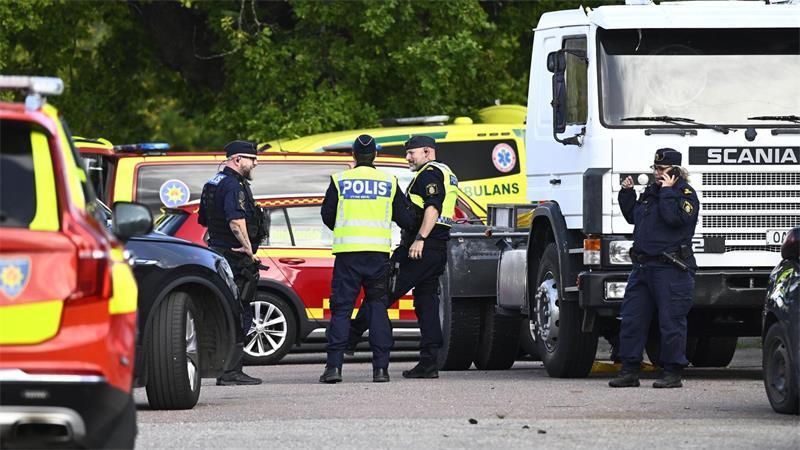 Ein Toter: Schwert-Attacke an Schule schockt Schweden Ein Angreifer hat an der Schule mit einem Schwert mindestens zwei Menschen schwer verletzt.