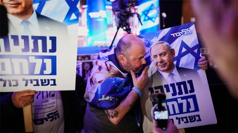 Ein Anhänger des israelischen Ministerpräsidenten Netanjahu reagiert in Jerusalem auf die Veröffentlichung der ersten Ergebnisse der Wählerbefragungen zur israelischen Parlamentswahl.