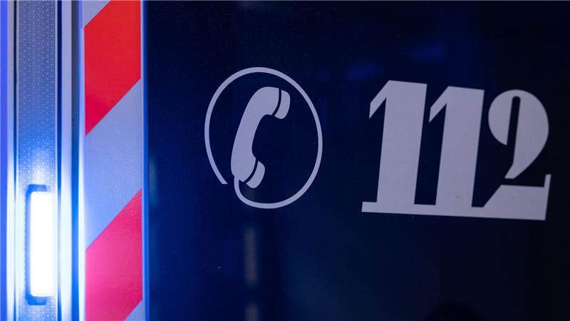 Ein Anhänger löst sich von einem Auto und prallt in den Gegenverkehr. (Symbolbild)