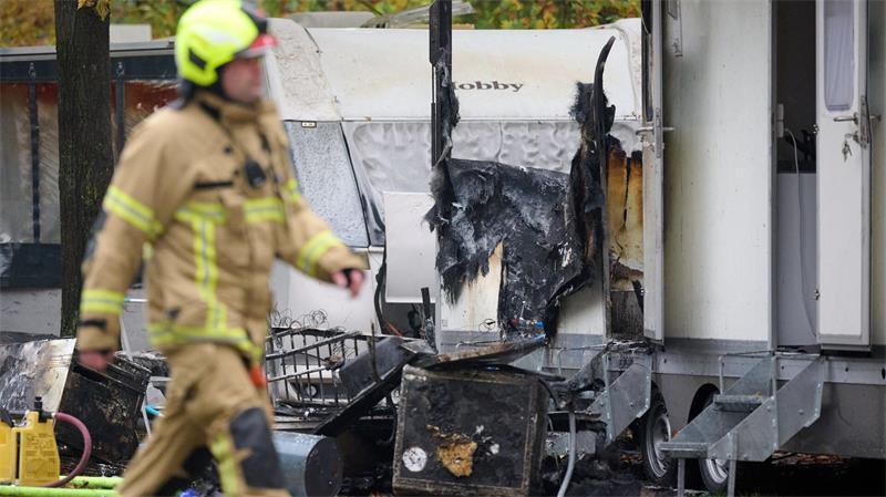 Feuer auf Bremer Freimarkt – Flammen zerstören Anhänger Ein Anhänger wurde komplett zerstört.