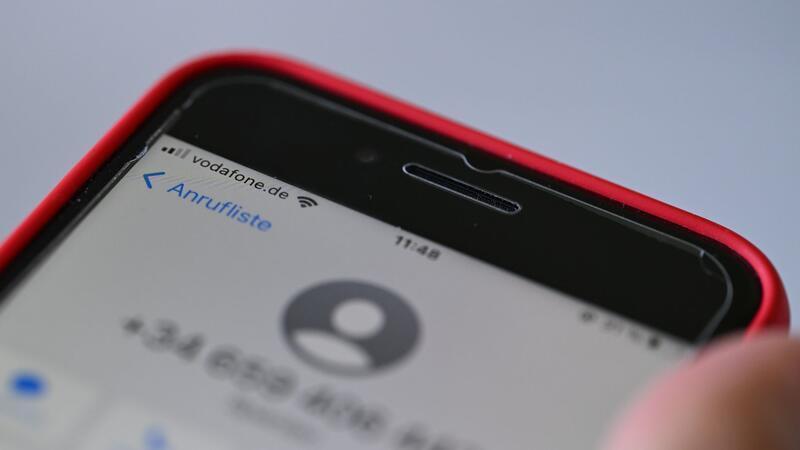 Vodafone warnt Handykunden bei Betrugsanrufen Ein Anruf aus Spanien, den man so gar nicht erwartet? Gut möglich, dass es sich um Betrüger handelt - wie hier auf einem Handy mit Vodafone-Vertrag.
