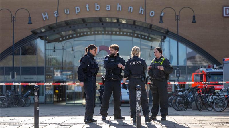 Ein Anrufer hatte über den Zentralruf der Polizei mitgeteilt, Sprengstoff sei im Bremer Hauptbahnhof abgelegt worden. 