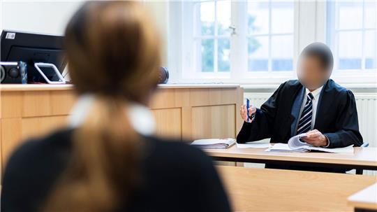 Ein Anwalt verklagt seine eigene Mandantin auf Bezahlung – die wirft ihm sexuelle Belästigung vor.