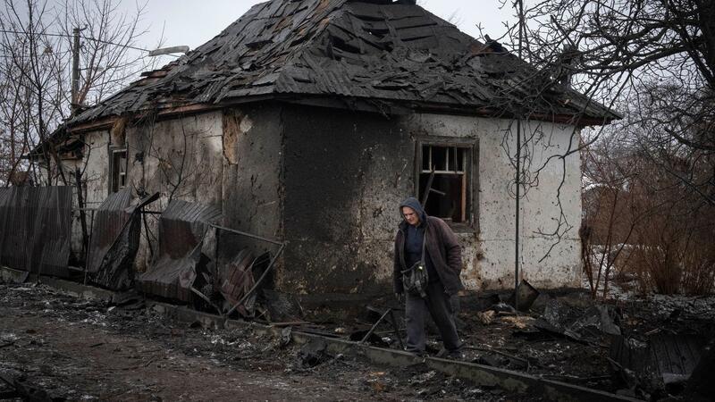 Krieg gegen die Ukraine: So ist die Lage Ein Anwohner geht an einem Haus vorbei, das von einem russischen Raketenangriff beschädigt wurde.
