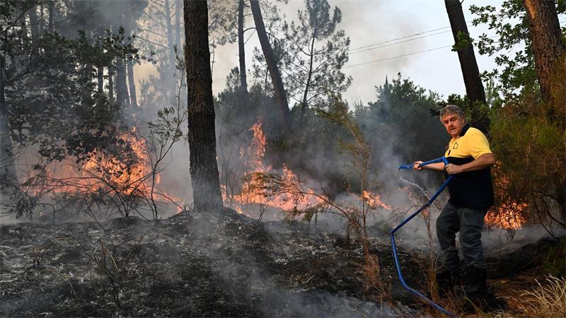 Ein Anwohner kämpft gegen die Flammen. 
