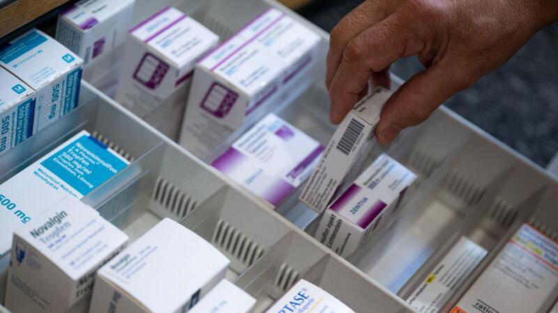 Ärzte warnen vor schlechterer Arzneimittelversorgung Ein Apotheker holt eine Medikamentenverpackung aus einer Schublade in einer Apotheke.
