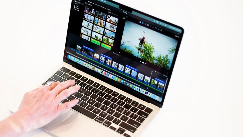 Vor 40 Jahren: Apple Macintosh revolutioniert den PC-Markt Ein Apple MacBook Air Computer wird bei der World Wide Developer Conference von Apple vorgestellt.