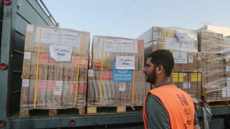 Israel: 400 „Terrorziele“ getroffen Ein Arbeiter beobachtet die von der Weltgesundheitsorganisation gesandten medizinischen Hilfsgüter im Nasser-Krankenhaus.