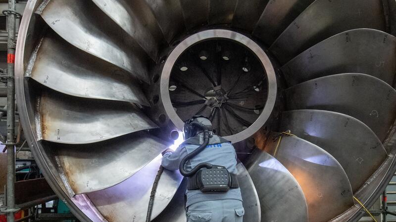 Umfrage: Viele Maschinenbauer überdenken China-Strategie Ein Arbeiter eines Maschinen- und Anlagenbauers arbeitet an einer Wasserturbine.