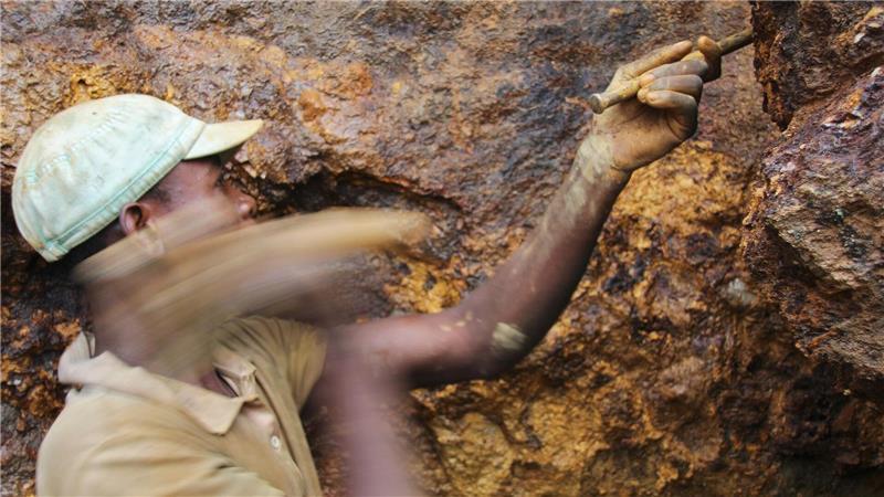 Bis zu 500 Bergleute im Kongo nach Erdrutsch verschüttet Ein Arbeiter in einer Mine im Ostkongo. (Archivbild)