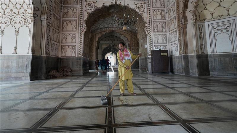 Ein Arbeiter reinigt einen Bereich der historischen Badshahi-Moschee in Vorbereitung auf den bevorstehenden muslimischen Fastenmonat Ramadan in Lahore.